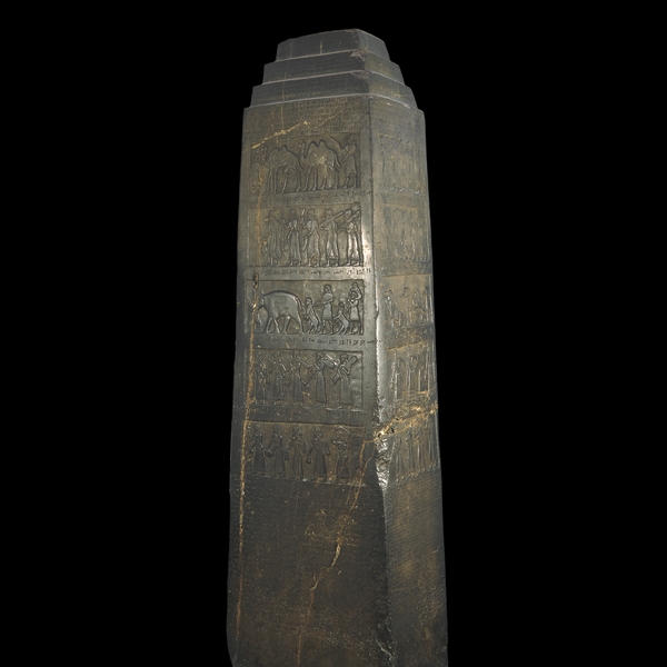 Neo-Asirio, 858-824 aC De Nimrud (antigua Kalhu), el norte de Irak Los logros militares de un rey asirio El arqueólogo Henry Layard descubrió este obelisco de piedra caliza negro en 1846 durante sus excavaciones del sitio de Kalhu, la antigua capital asiria. Fue erigida como monumento público en 825 aC en una época de guerra civil. Las esculturas en relieve glorifican los logros del rey Salmanasar III (reinó 858-824 aC) y su primer ministro. En él se enumeran sus campañas militares de los treinta y un años y el tributo que se exija a sus vecinos: incluyendo camellos, monos, un elefante y un rinoceronte. Reyes asirios recogieron menudo animales y plantas exóticas, como expresión de su poder. Hay cinco escenas de homenaje, cada uno de los cuales ocupa cuatro paneles alrededor de la cara del obelisco y se identifica por una línea de escritura cuneiforme sobre el panel. De arriba a abajo son: Sua de Gilzanu (en el noroeste de Irán) Jehú de Bit Omri (antigua norte de Israel) Una regla no identificado de Musri (probablemente Egipto) Marduk-apil-uṣur de Suhi (medio Éufrates, Siria e Irak) Qalparunda de Patin (región de Antioquía de Turquía) El segundo registro de la parte superior incluye la imagen más antigua sobreviviente de un israelita: la Jehú bíblica, rey de Israel, llevó o envió a su homenaje en torno a 841 aC. Acab, hijo de Omri, rey de Israel, había perdido la vida en la batalla unos años antes, luchando contra el rey de Damasco a Ramot de Galaad (. I Reyes xxii 29-36). Su segundo hijo (Joram) fue sucedido por Jehú, un usurpador, que rompió las alianzas con Fenicia y Judá, y se sometió a Asiria. El pie de foto encima de la escena, escrita en cuneiforme asiria, puede traducirse Neo-Asirio, 858-824 aC De Nimrud (antigua Kalhu), el norte de Irak Los logros militares de un rey asirio El arqueólogo Henry Layard descubrió este obelisco de piedra caliza negro en 1846 durante sus excavaciones del sitio de Kalhu, la antigua capital asiria. Fue erigida como monumento público en 825 aC en una época de guerra civil. Las esculturas en relieve glorifican los logros del rey Salmanasar III (reinó 858-824 aC) y su primer ministro. En él se enumeran sus campañas militares de los treinta y un años y el tributo que se exija a sus vecinos: incluyendo camellos, monos, un elefante y un rinoceronte. Reyes asirios recogieron menudo animales y plantas exóticas, como expresión de su poder. Hay cinco escenas de homenaje, cada uno de los cuales ocupa cuatro paneles alrededor de la cara del obelisco y se identifica por una línea de escritura cuneiforme sobre el panel. De arriba a abajo son: Sua de Gilzanu (en el noroeste de Irán) Jehú de Bit Omri (antigua norte de Israel) Una regla no identificado de Musri (probablemente Egipto) Marduk-apil-uṣur de Suhi (medio Éufrates, Siria e Irak) Qalparunda de Patin (región de Antioquía de Turquía) El segundo registro de la parte superior incluye la imagen más antigua sobreviviente de un israelita: la Jehú bíblica, rey de Israel, llevó o envió a su homenaje en torno a 841 aC. Acab, hijo de Omri, rey de Israel, había perdido la vida en la batalla unos años antes, luchando contra el rey de Damasco a Ramot de Galaad (. I Reyes xxii 29-36). Su segundo hijo (Joram) fue sucedido por Jehú, un usurpador, que rompió las alianzas con Fenicia y Judá, y se sometió a Asiria. El pie de foto encima de la escena, escrita en cuneiforme asiria, puede traducirse