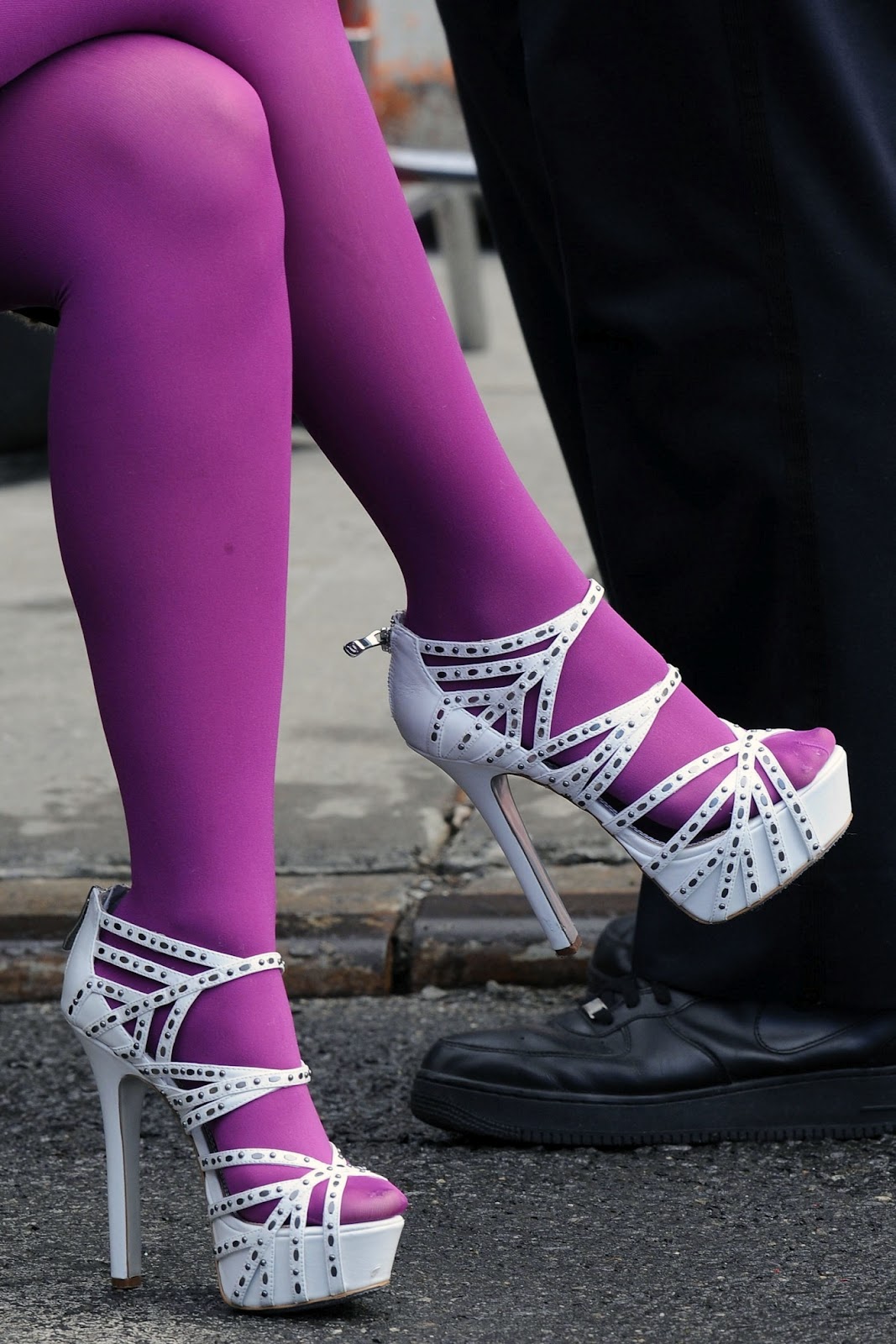 http://4.bp.blogspot.com/-xYxpRKXyr9g/T762mM6RkTI/AAAAAAAAFEw/5gN236xApqA/s1600/Mischa_Barton+tights+and+open+toe+high+heels+sandals.jpg