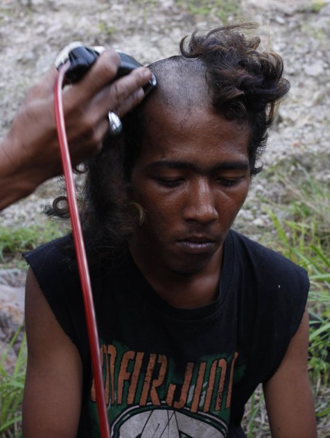 Anak Punk Digunduli Polisi Anak Punk Digunduli Polisi