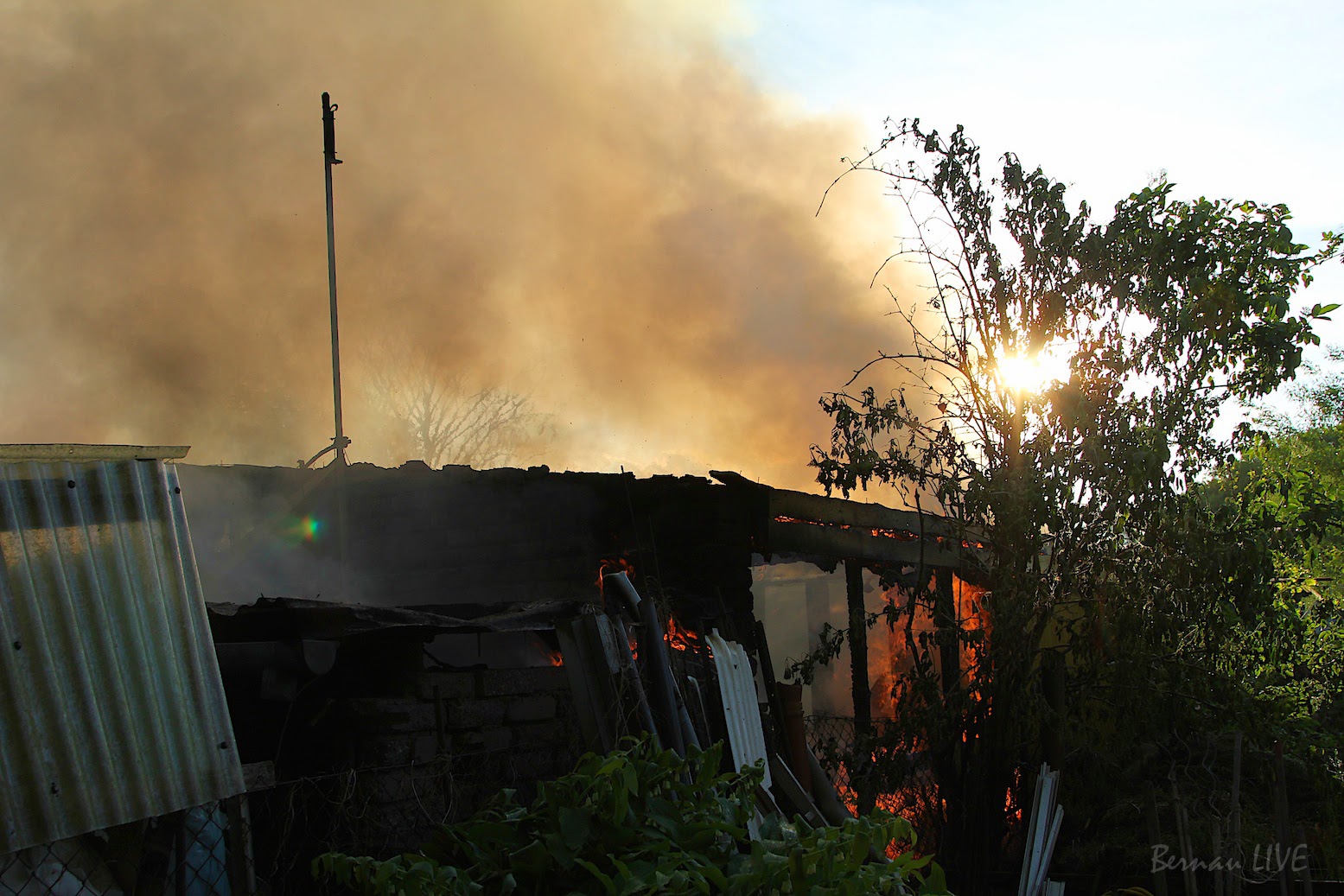 Bernau: Grosseinsatz der Feuerwehr - Bungalow Brand... 20 Bernau LIVE - Dein Stadtmagazin für Bernau bei Berlin