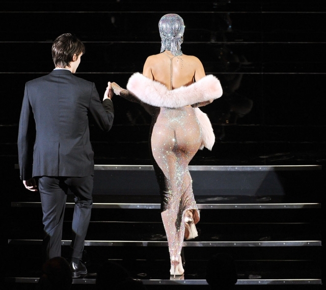 Rihanna casi desnuda en CFDA Fashion Awards Rihanna casi desnuda en CFDA Fashion Awards