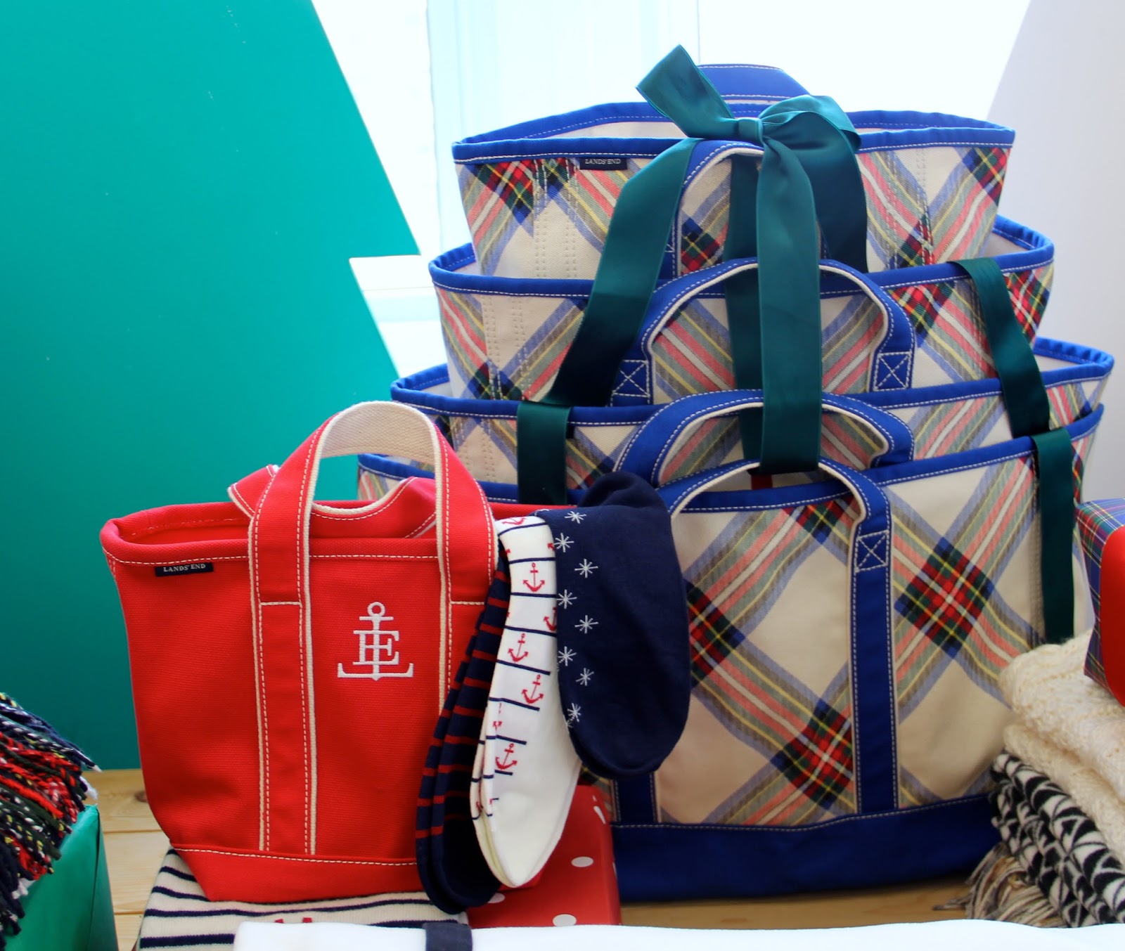 LANDS' END HOLIDAY GIFTSAPPAREL, ACCESSORIES, FOOTWEAR, HOLIDAY SNACKS