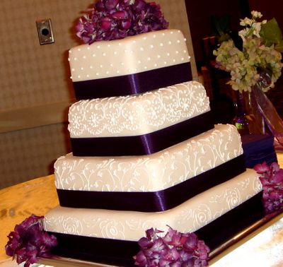 We know that wedding cakes are an essential part of the decoration of a 