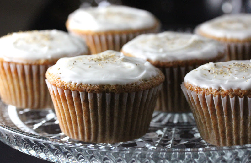 Chamomile Cupcakes with Honey Frosting MINI CHAMOMILE CUPCAKES WITH HONEY FROSTING