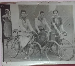 "Las chicas de la bici" (la señora apoyada en la puerta trabajaba en el recinto del trinquete).