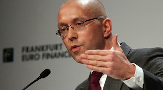 Πιέζει η Τρόικα την κυβέρνηση για νέα μέτρα το 2014. Πιέζει η Τρόικα την κυβέρνηση για νέα μέτρα το 2014.