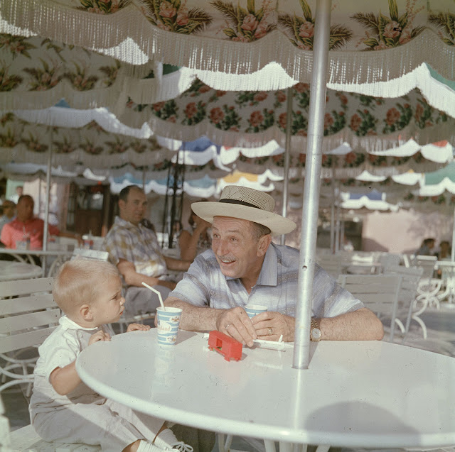 Amazing Historical Photo of Walt Disney in 1955 