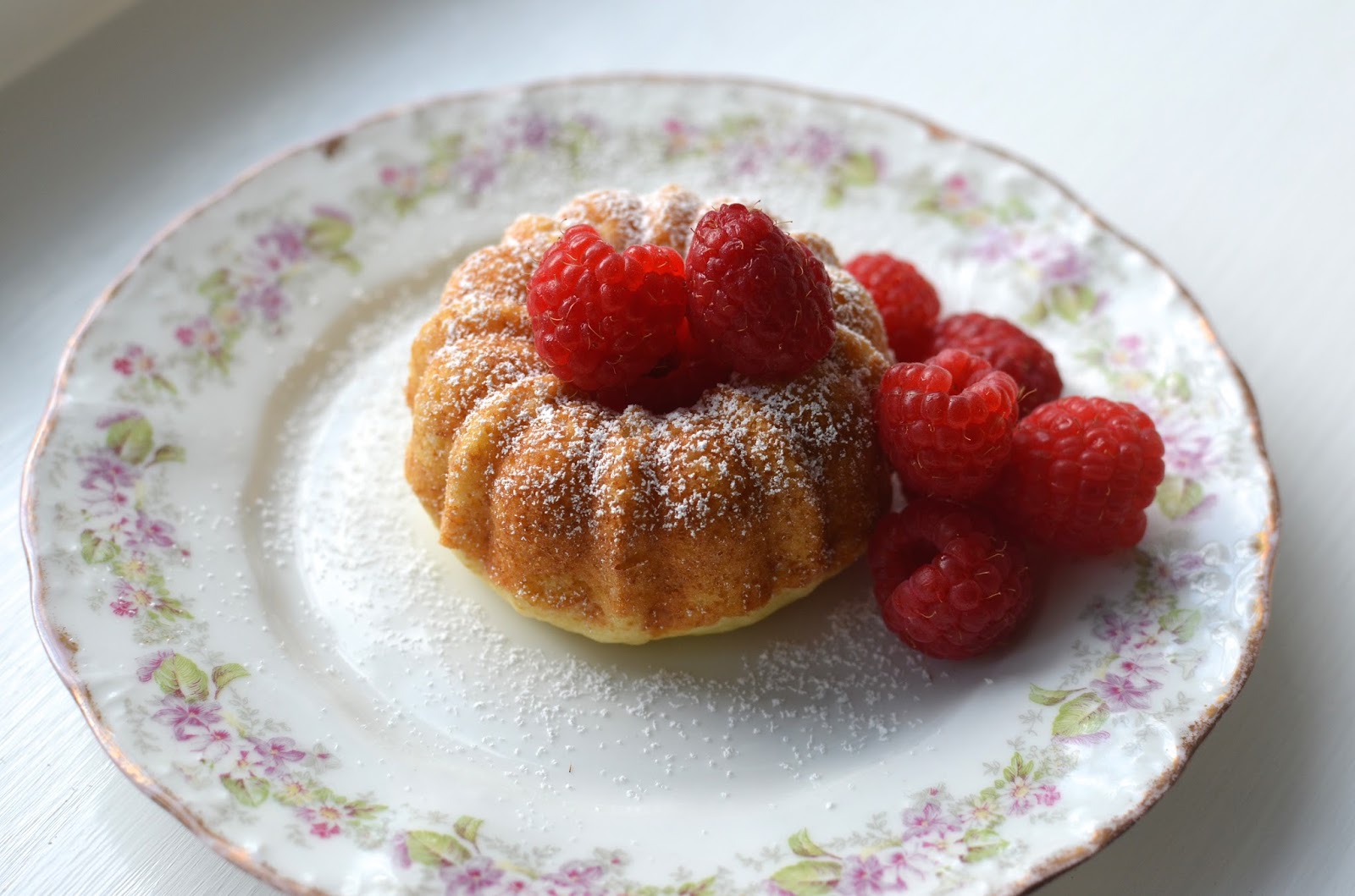 Playing with Flour Whipped cream cakes with berries