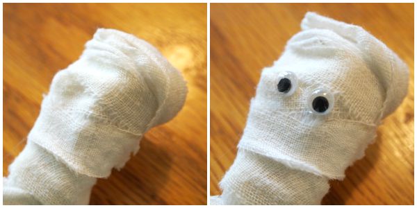 Making quick and easy Poseable Mummies for Halloween decorating with @mvemother.