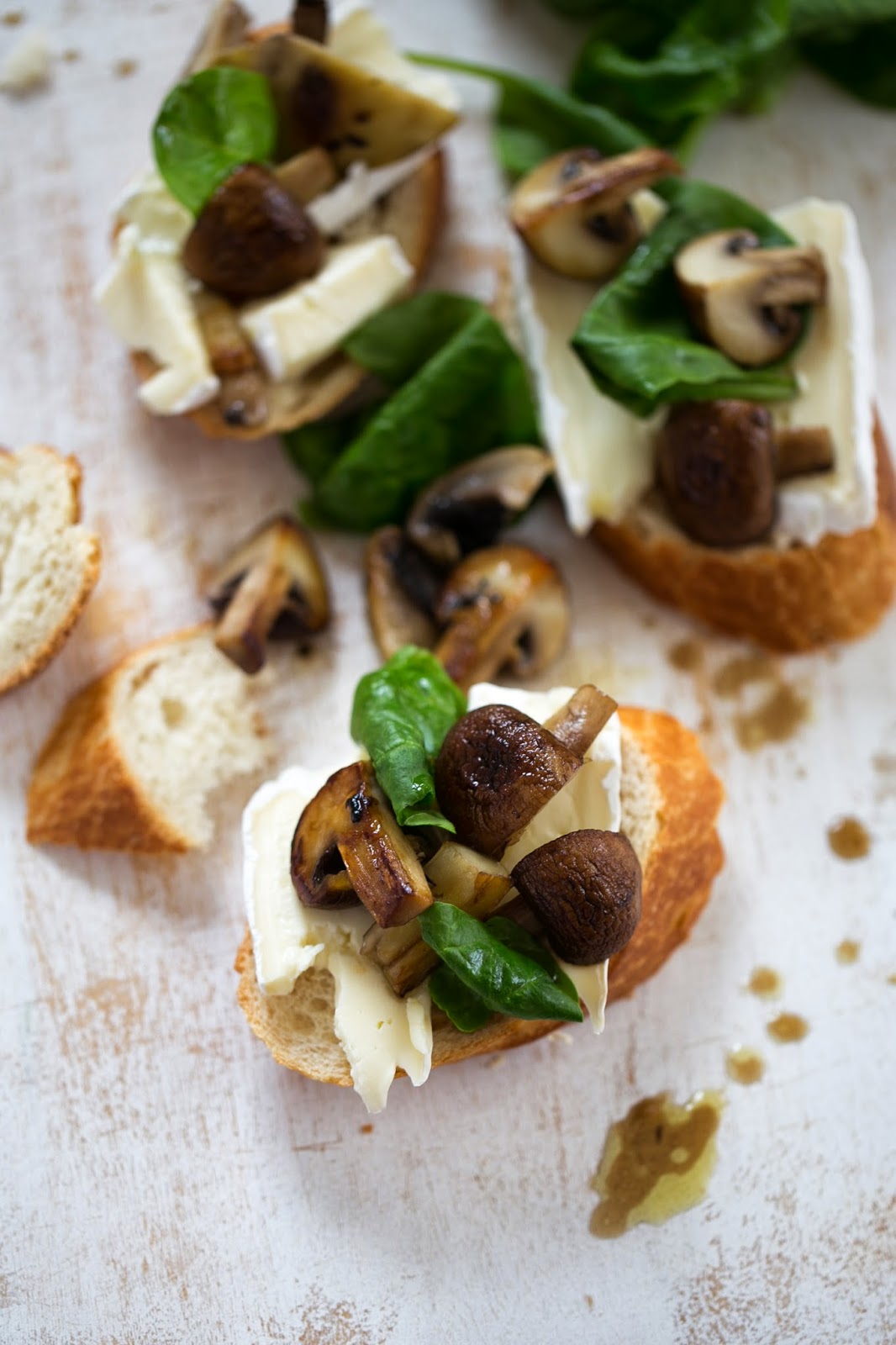 Tosta de brie con setas y espinacas Tengo un horno y sé cómo usarlo