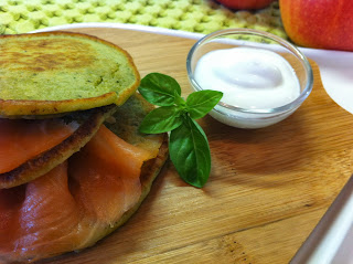 pancake salati integrali al pesto di basilico con salmone affumicato e panna acida