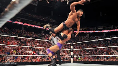 zack ryder fotografia en la que se observa haciendo una llave de lucha libre