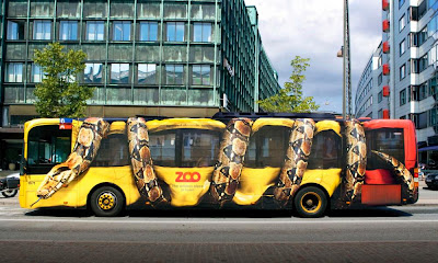 Propaganda de Zoológico com Foto de Cobra enrolada em ônibus