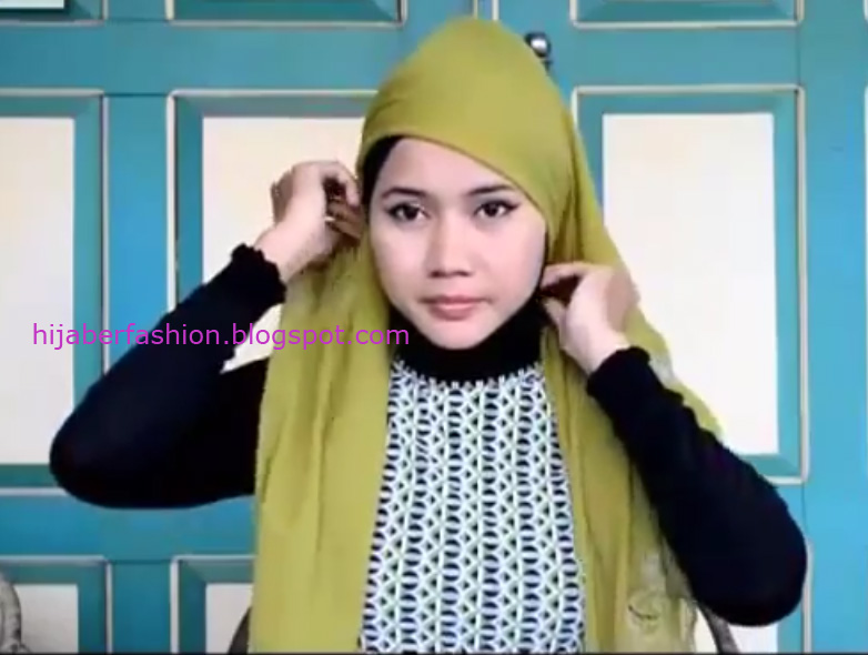 Kenakan inner jilbab, bentuk jilbab paris menjadi segitiga dan pasang