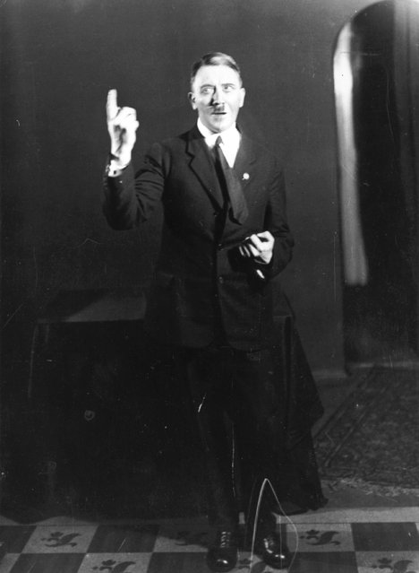 O Hitler é pop - Página 2 Adolf+Hitler+Posing+to+a+Recording+of+His+Own+Speeches,+1925+(13)