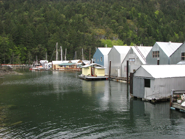 Are these "boat houses" or "boat garages"? (2009-05-05)