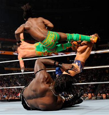 imagen de dos super patadas voladoras simultanes en la cara de r truth