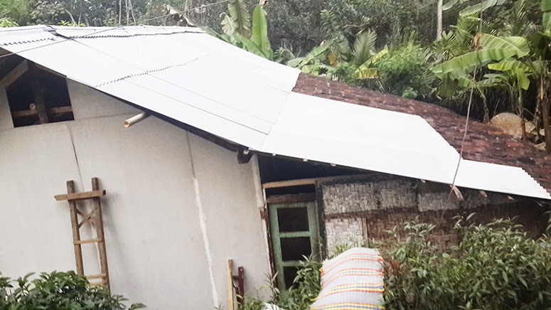 Tampak atap rumah nenek Irah