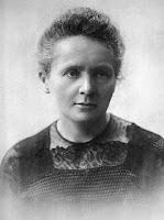 5 Penemuan Terdahsyat Wanita 1. Polonium dan Radium Marie Curie adalah ahli kimia dan fisika Perancis kelahiran Polandia yang sampai sekarang merupakan satu-satunya orang yang pernah mendapatkan hadiah nobel di dua bidang yang berbeda, yaitu fisika dan kimia. Penemuannya dibidang radioaktif membuat Marie Curie masuk ke dalam daftar penemu yang berpengaruh kepada dunia. Marie Curie adalah wanita pertama pemenang nobel dan juga adalah wanita pertama yang menjadi professor di universitasnya, Universities of Paris. Karya dan penelitian Marie Curie membuat para ahli kimia dan fisika mengerti bagaimana cara mengumpulkan sumber-sumber material yang mengandung radioaktif untuk menyembuhkan penyakit sekaligus untuk keperluan riset yang lebih dalam pada zat-zat radioaktif. 2. Aramid atau Kevlar Aramaid atau Kevlar adalah bahan pada baju anti peluru. Material ini ditemukan tahun 1964, oleh Stephanie Kwolek, seorang ahli kimia berkebangsaan Amerika, yang bekerja sebagai peneliti pada perusahaan DuPont. Aramid adalah kependekan dari kata aromatic polyamide. Aramid memiliki struktur yang kuat, alot (tough), memiliki sifat peredam yang bagus (vibration damping) , tahan terhadap asam (acid) dan basa (leach) dan selain itu dapat menahan panas hingga 370°C,sehingga tidak mudah terbakar. Karena sifatnya yang demikian, aramid juga digunakan di bidang pesawat terbang, tank, dan antariksa (roket).Produk yang dipasarkan dikenal dengan nama Kevlar. Kevlar memiliki berat yang ringan, tapi 5 kali lebih kuat dibandingkan besi. 3. Chocolate chip cookies Kue kering chocolate chip paling enak disantap sore hari sambil minum teh. Penemunya adalah Ruth Wakefield, ahli gizi dan dosen makanan. Ia dan suaminya pindah ke Boston dan membuka usaha penginapan. Pada suatu hari di tahun 1930 ia sedang menyiapkan hidangan untuk tamu. Wakefield membutuhkan coklat leleh agar resepnya sempurna, sayang ia kehabisan bahan. Akhirnya ia mengambil batangan cokelat Nestle, dihancurkan kecil-kecil dan dilempar ke dalam oven. Ia berharap cokelat tersebut akan mencair. Ternyata yang dihasilkan justru cokelat yang menggumpal kecil-kecil. Itulah sejarah kelahiran chocolate c