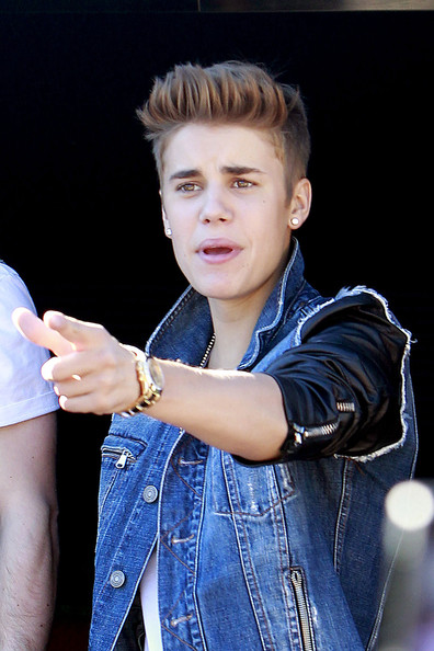 Tree Trend: Justin Bieber Singing For Fans Outside &lsquo;The Tonight Show&rsquo;