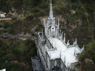 Las Lajas Sanctuary ,construído sobre a ponte Las Lajas Sanctuary ,construído sobre a ponte
