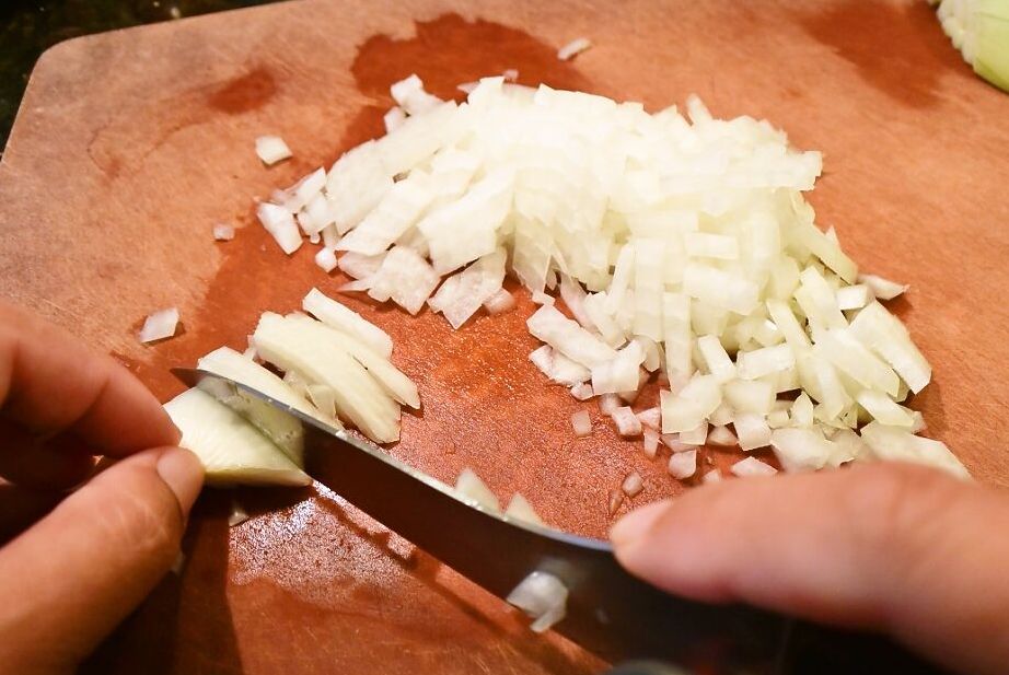 Recipes for Tom Mijingiri / finely chopping (onion & carrot)