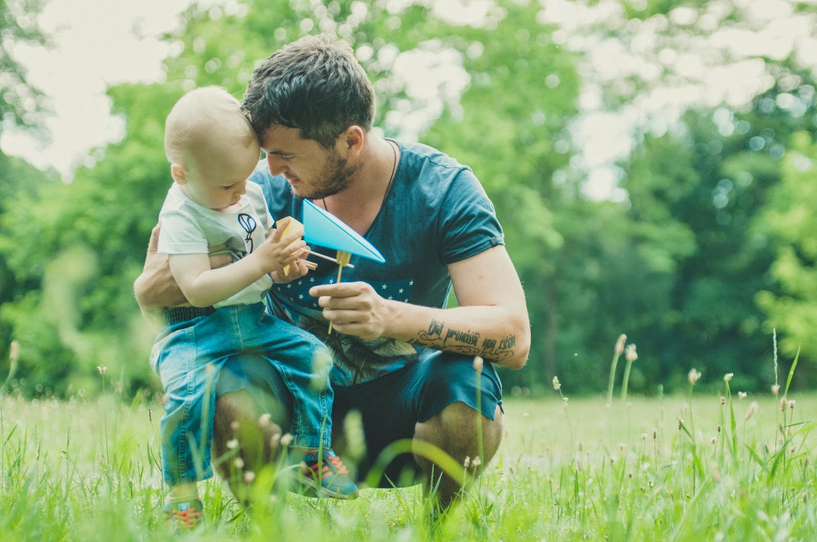 Мужская фотосессия с самолетиками_1 семейный фотограф, семейная фотосессия, фотограф в Киеве, мужская фотосессия, фотосессия в Пуще