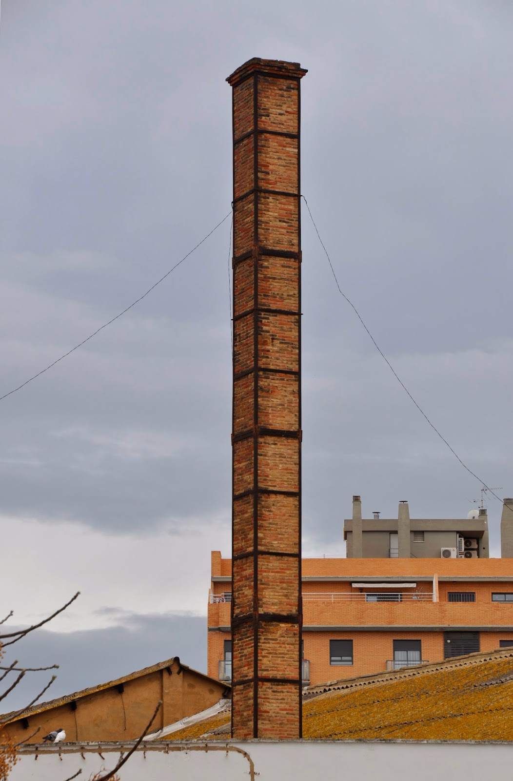 València, arena y cal: Chimeneas industriales de ladrillo.