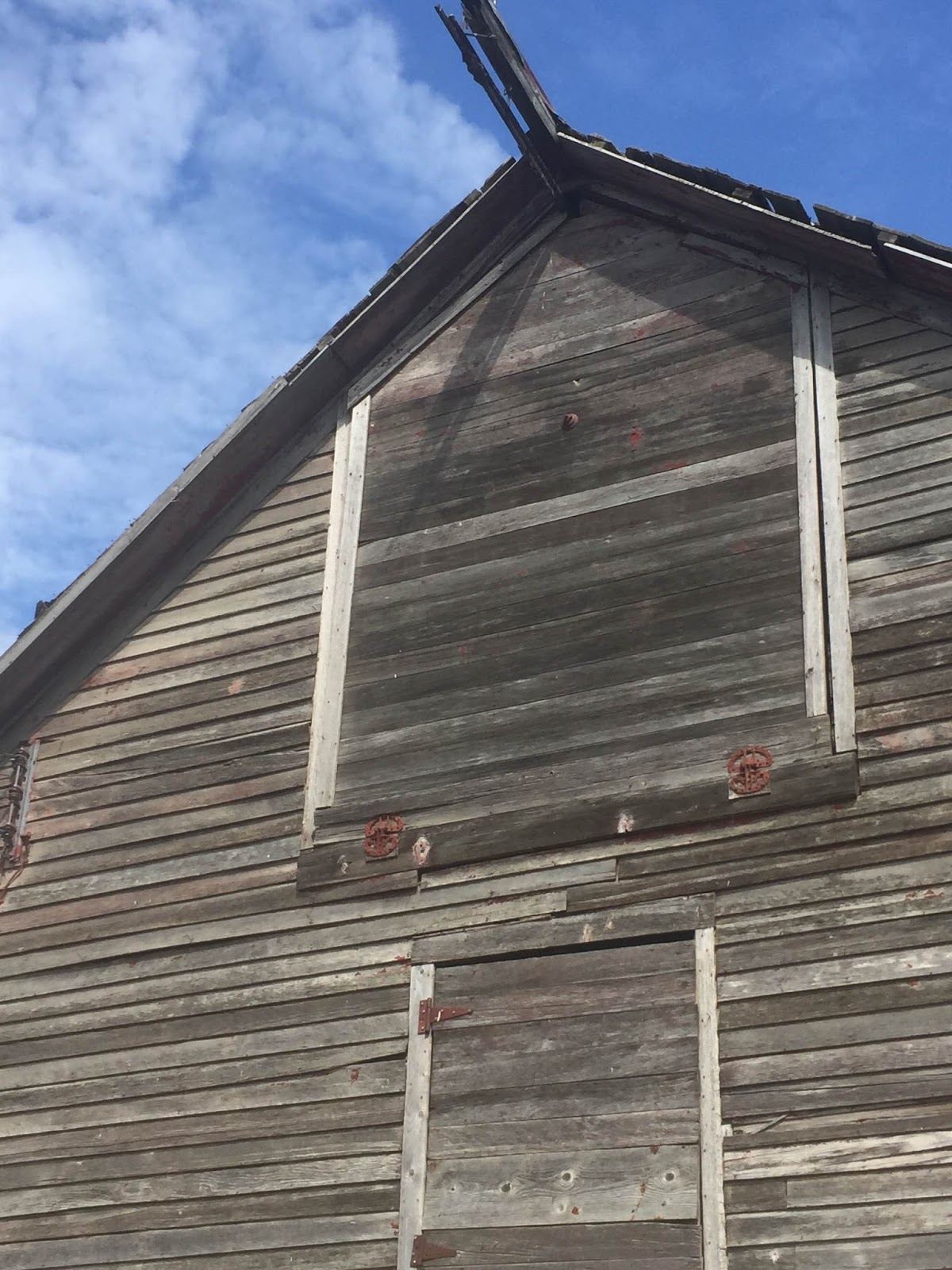 The Dabbling Crafter Diy Sunday Rustic Barn Door Headboard