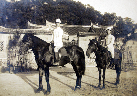 台灣第一場賽馬1928年台北開跑，新竹的常設競馬場初設在赤土