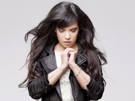 [Image: portrait-d-indila_5982.jpg]