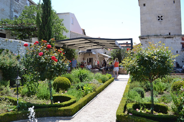 Posted by karen wagner garden design at 08:38 0comments