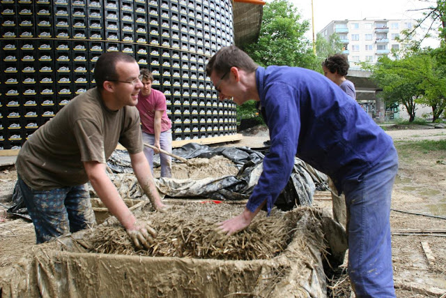 Centro cultural construído de engradados plásticos