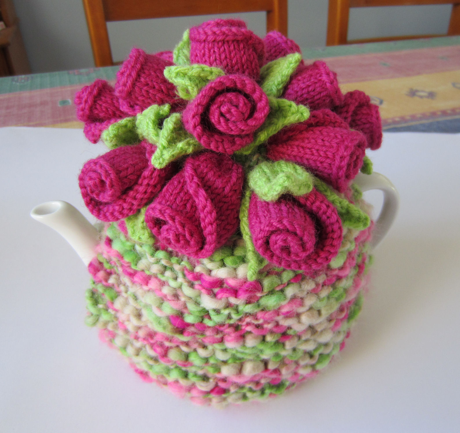 Justjen-knits&stitches: Rosebuds Tea Cosy