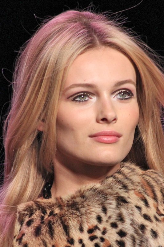 At Anna Sui, 60s-mod makeup mod makeup tutorial. At Anna Sui, 60s-mod makeup
