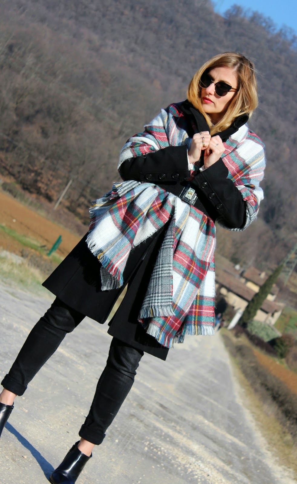 Eniwhere Fashion - Totally casual black outfit and maxi scarf