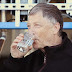 Bill Gates experimenta água extraída de fezes humanas