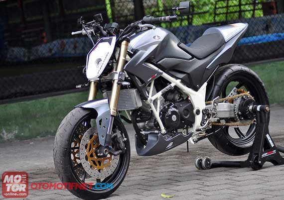 kaki-kaki terpasang seluruhnya. Modifikasi Honda CB150R Street Fighter title=