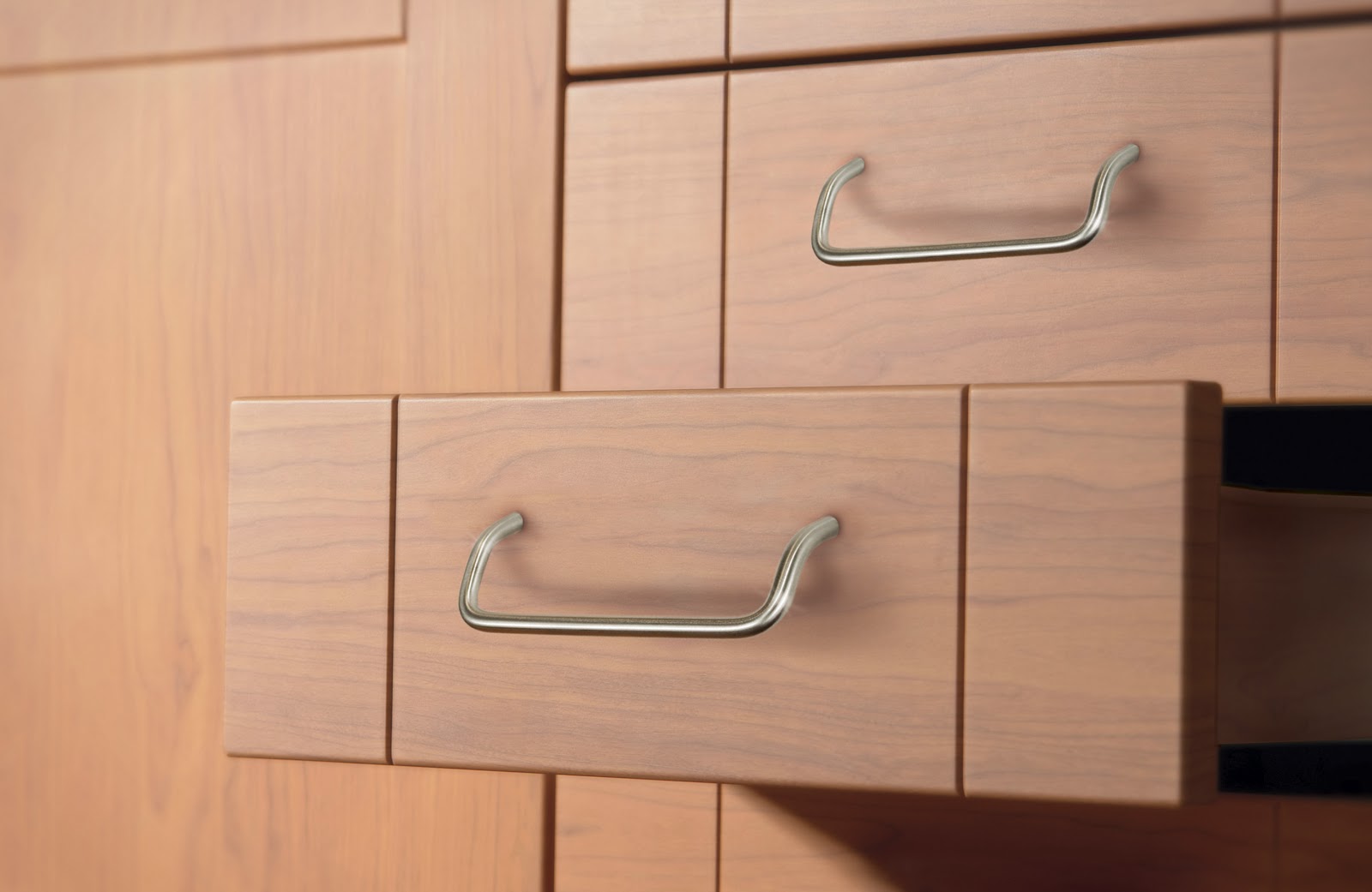 Hardware on doors and that's easy to open with your hands full