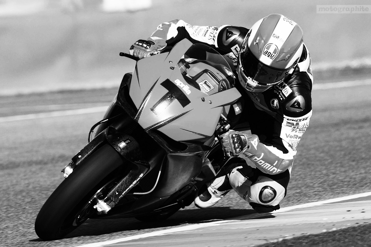 http://4.bp.blogspot.com/-y0gHG5O4d5Q/TtqIhUPHhSI/AAAAAAAAIBM/AAkSwzM3BY0/s1600/marco-simoncelli-aprilia-rsv4-sbk-2b.jpg