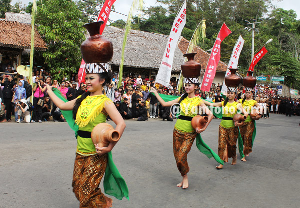 Download this Seren Taun Cigugur Kuningan Jawa Barat picture