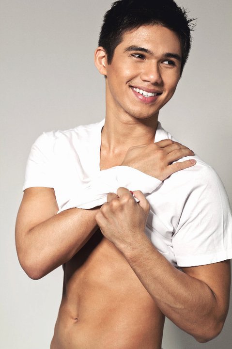 Hansen Lee Shirtless