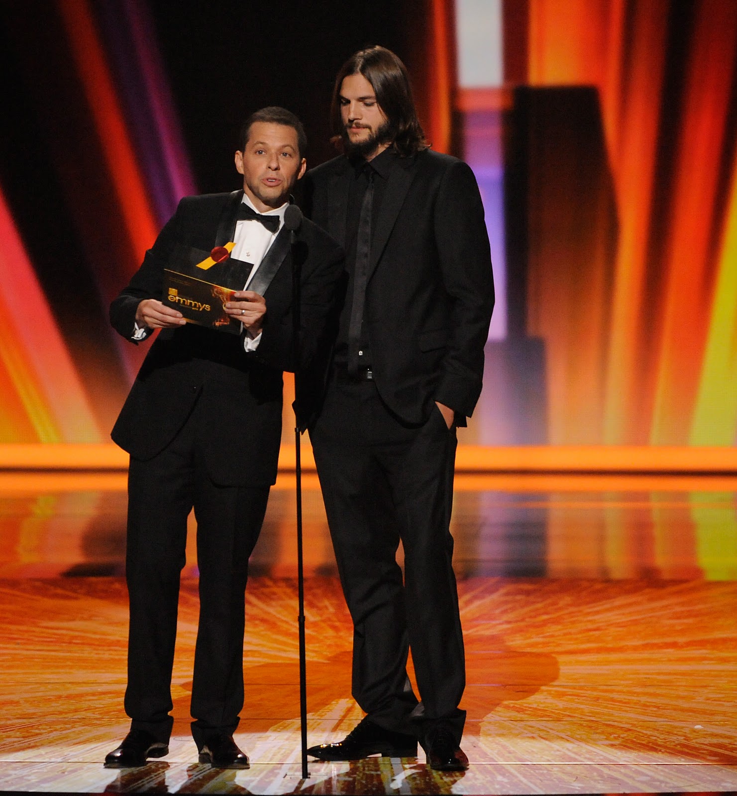 http://4.bp.blogspot.com/-y2FdwWrlCKc/Tnchb4cWDlI/AAAAAAAAAFc/CS9GJdYBhVE/s1600/Jon+Cryer+Ashton+Kutcher+II.jpg