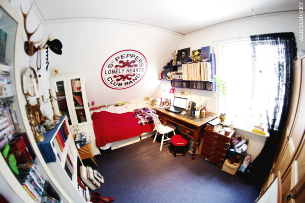 aliciasivert, Alicia Sivertsson, home, living, hem, hus, rum, room, sovrum, bedroom, interior, interiour, interiör, inredning, saker, prylar, grejer, bråte, things, furniture, möbler, sgt pepper's lonely hearts club band, the beatles, väggmålning, wall painting, målning, vägg