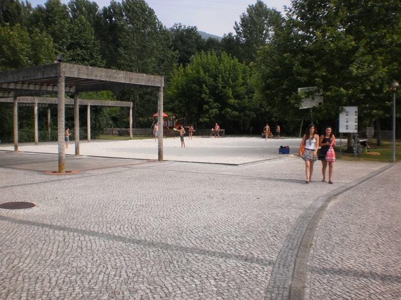 Vista para campo de futebol e voléi da Praia Fluvial