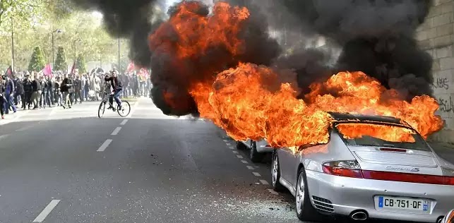 Η Αθήνα κοιμάται και η Γαλλία φλέγεται: Άγριες συγκρούσεις σώμα με σώμα για τα μέτρα λιτότητας- Δεκάδες τραυματίες και συλλήψεις Η Αθήνα κοιμάται και η Γαλλία φλέγεται: Άγριες συγκρούσεις σώμα με σώμα για τα μέτρα λιτότητας- Δεκάδες τραυματίες και συλλήψεις