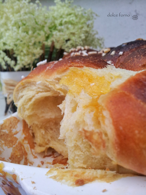 treccia lievitata all'arancia, yogurt e zenzero