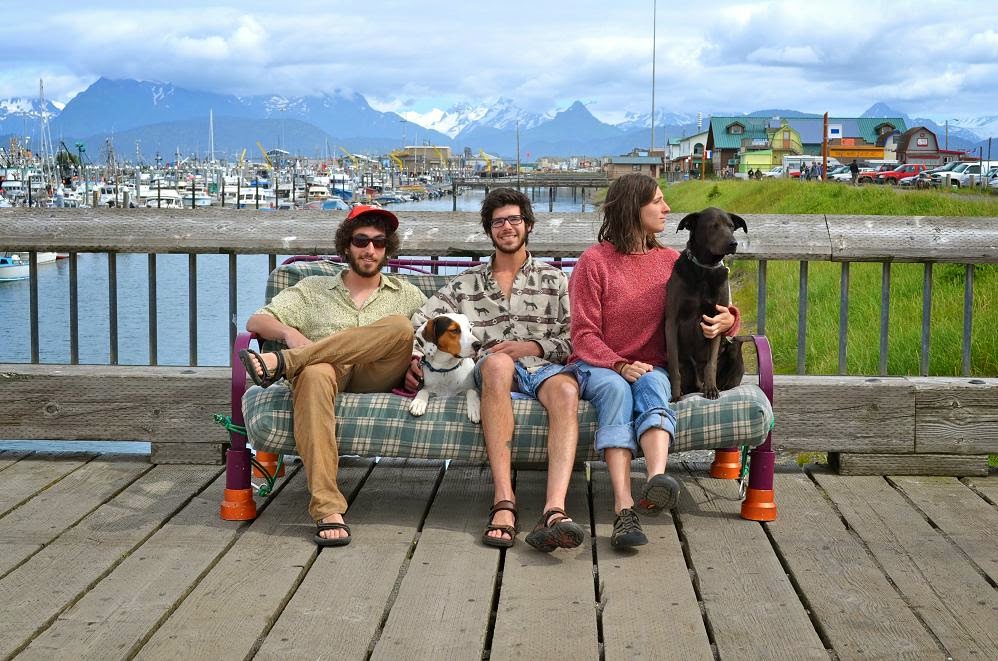 Τρεις φίλοι, δύο σκυλιά, ένας καναπές, ταξίδι