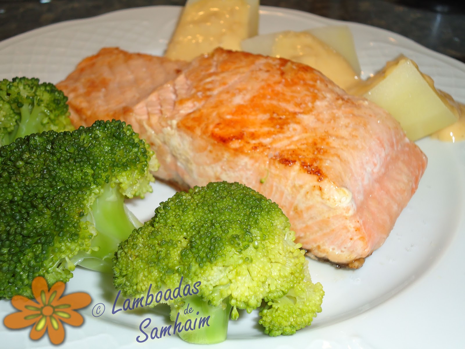 Lamboadas de Samhaim Salmón a la plancha con salsa Bearnesa