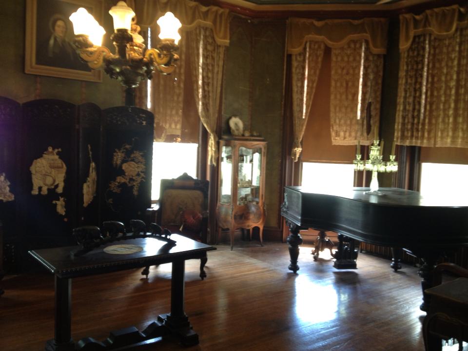 The Long Dirt Road Ravenswood Manison in Bunceton, MO